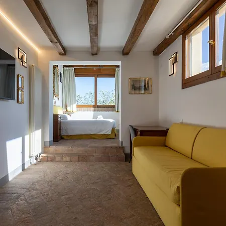 بيت ضيافة Borgo Malvasia- La Cascina